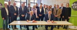 Landrat Peter Berek und alle Bürgermeister*innen unterschreiben die Satzung des Zweckverbands